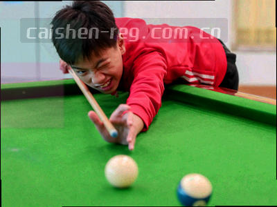 金色天平横跨在雪山和祥云之间